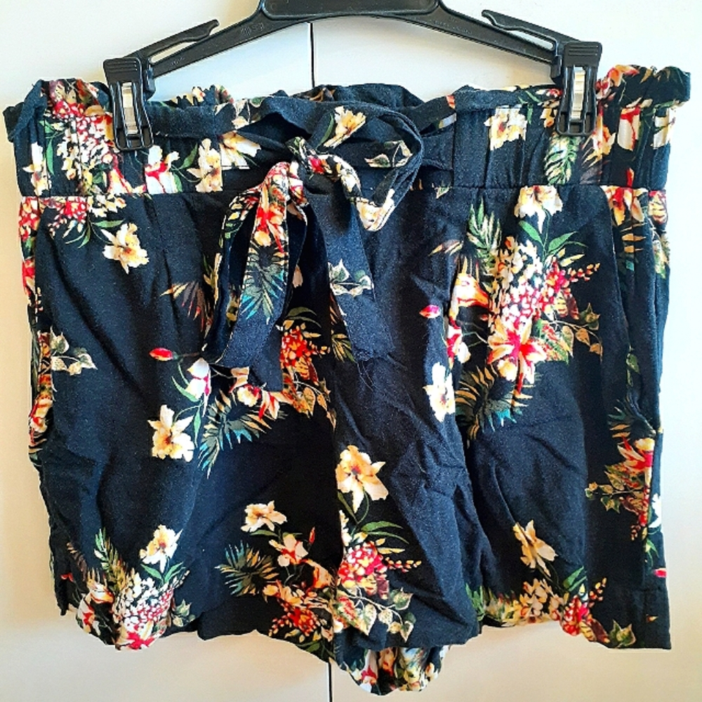 *SALE NWOT Flowered Women's Shorts - Picture 2 of 5